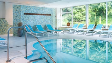 Innenpool, Außenpool, Sonnenschirme, Liegestühle