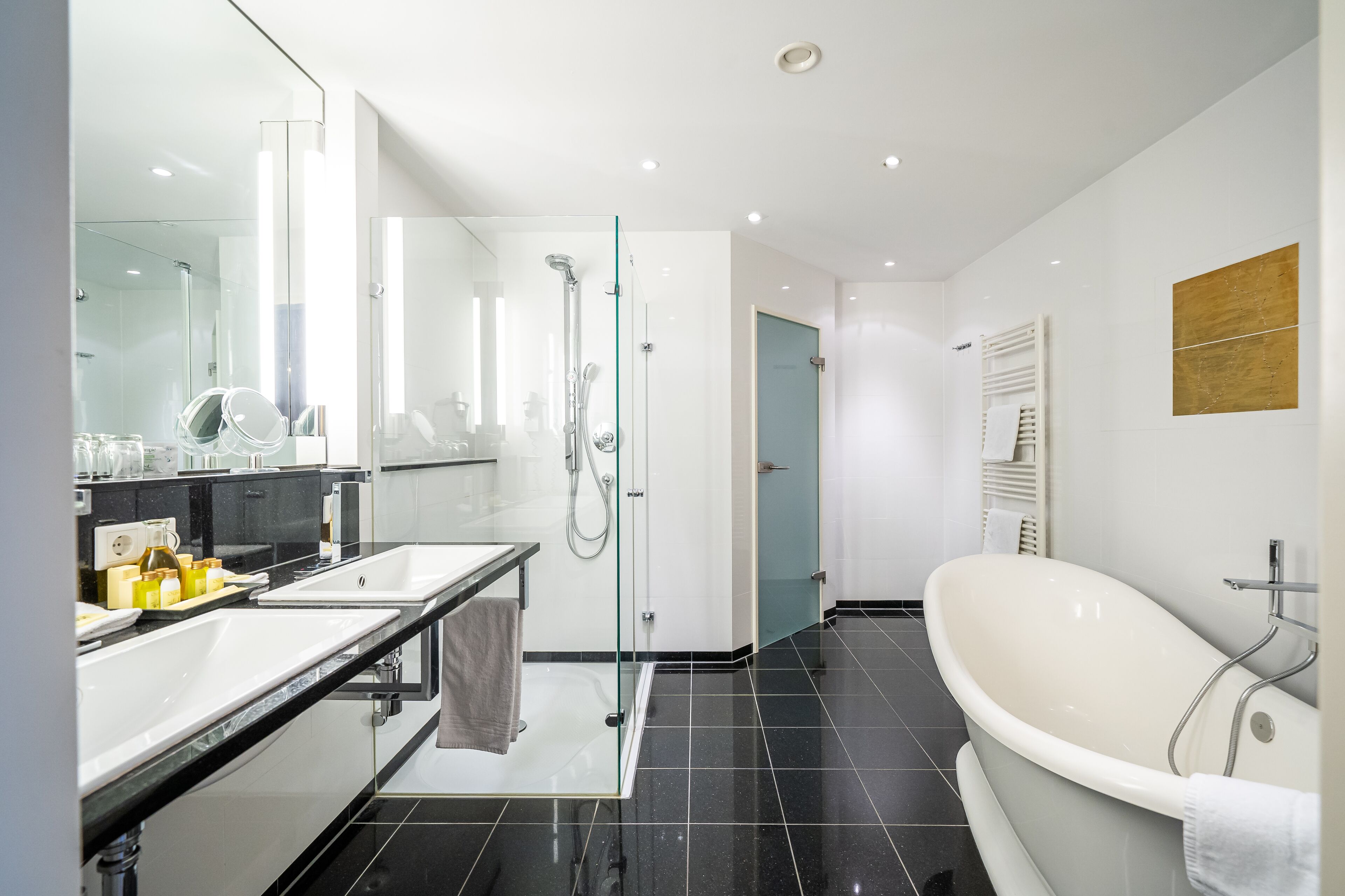Premium-Suite | Badezimmer | Regendusche, kostenlose Toilettenartikel, Haartrockner, Bademäntel