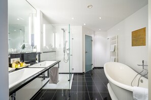 Premium Suite | Bathroom | Rainfall showerhead, free toiletries, hair dryer, bathrobes - Waldhotel Tannenhäuschen (Wesel)