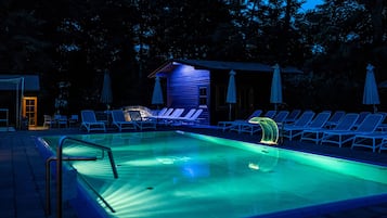 2 piscines couvertes, piscine extérieure, parasols de plage