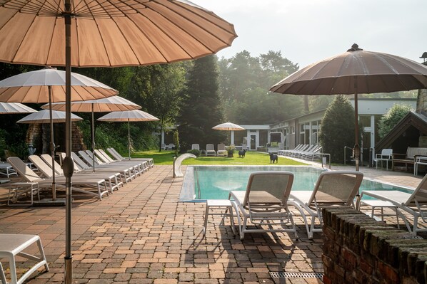 室内游泳池，室外游泳池，池畔遮阳伞，日光浴躺椅