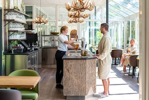 3 Restaurants; Mittagessen und Abendessen werden serviert