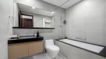 Ein modernes Badezimmer mit Badewanne, Toilette und Waschbecken.