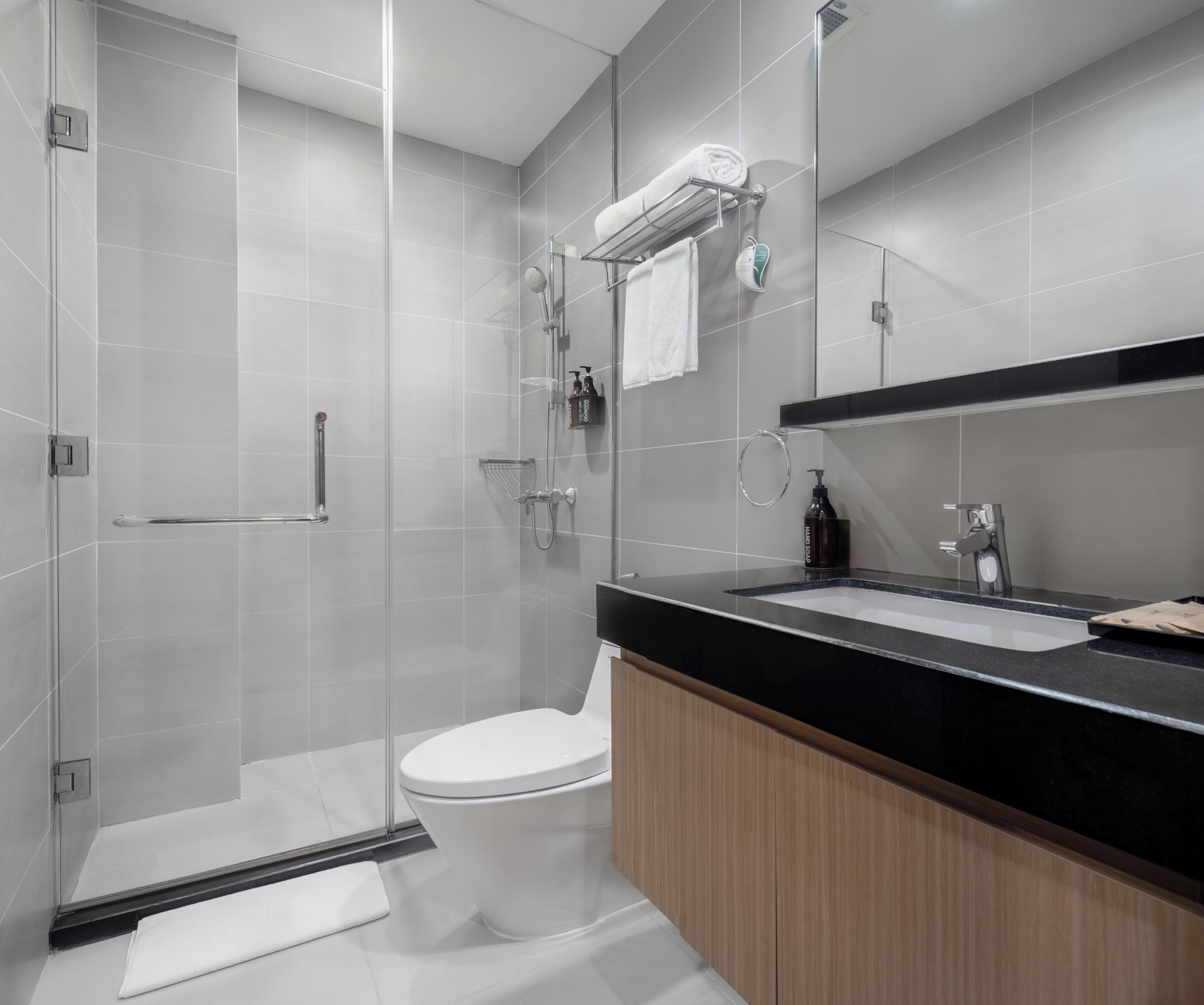 Executive Studio, 1 King Bed, City View | Bathroom | Eco-friendly toiletries, hair dryer, bathrobes, slippers