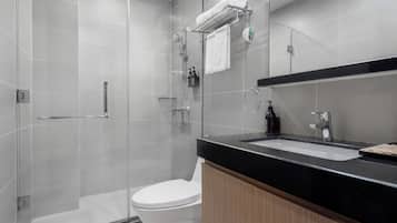 Executive Studio, 1 King Bed, City View | Bathroom | Eco-friendly toiletries, hair dryer, bathrobes, slippers