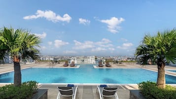 Piscina externa, guarda-sóis, espreguiçadeiras