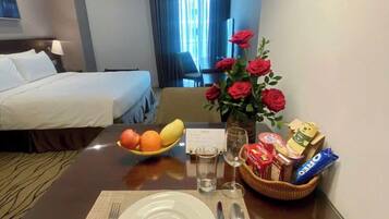 Estudio ejecutivo, 1 cama de matrimonio grande, vistas a la ciudad | 1 dormitorio, sábanas de algodón egipcio, ropa de cama de alta calidad