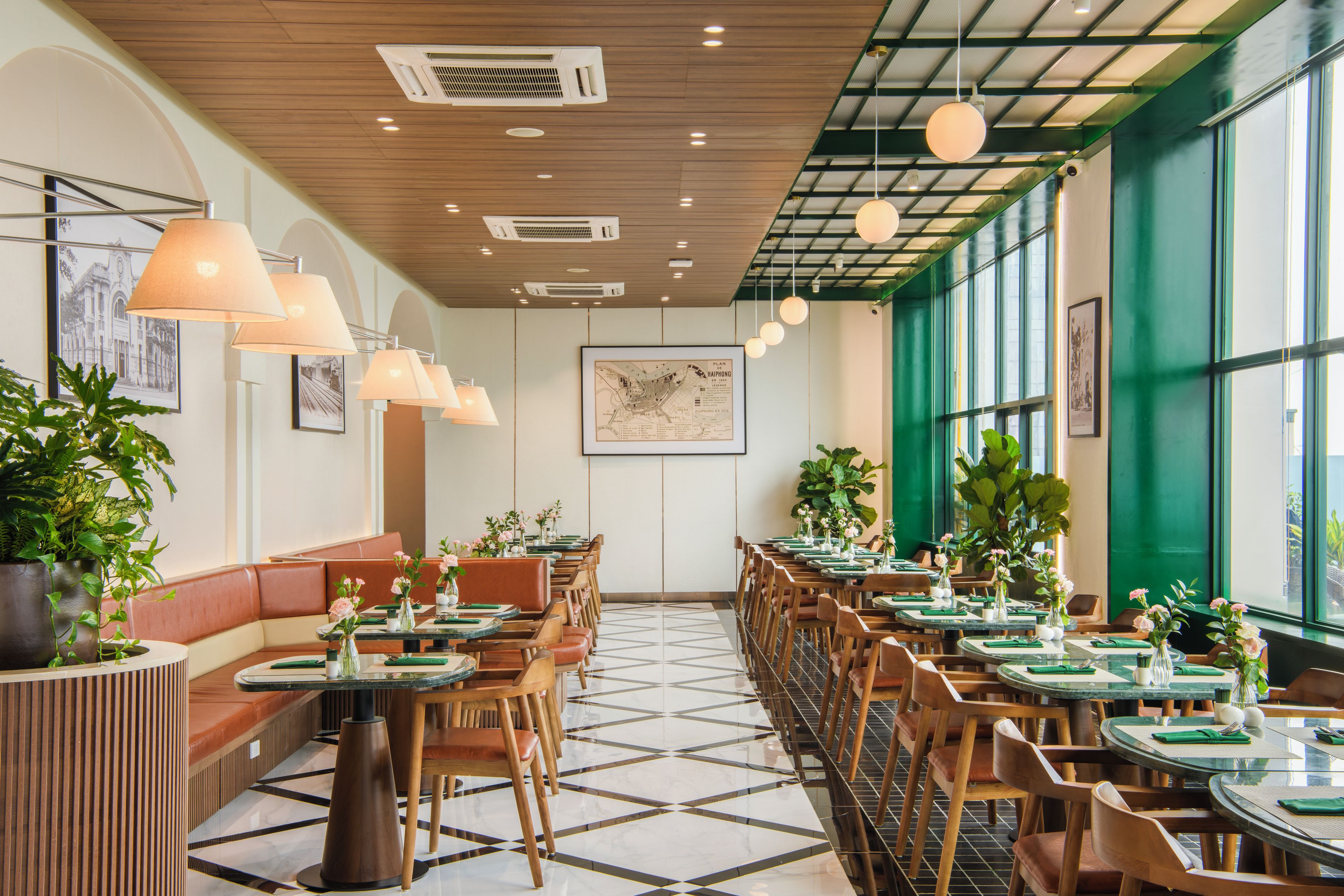 Un interior de restaurante con mesas altas, sillas y un amplio ventanal.