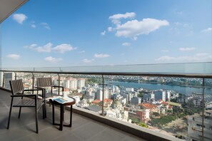 Habitación Premier, 2 habitaciones, vista a la ciudad | Vista del balcón