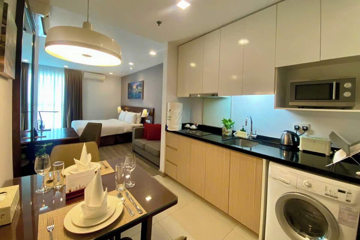 Executive Studio, 1 King Bed, City View | 1 bedroom, Egyptian cotton sheets, premium bedding, minibar