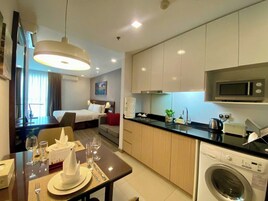 Executive Studio, 1 King Bed, City View | 1 bedroom, Egyptian cotton sheets, premium bedding, minibar