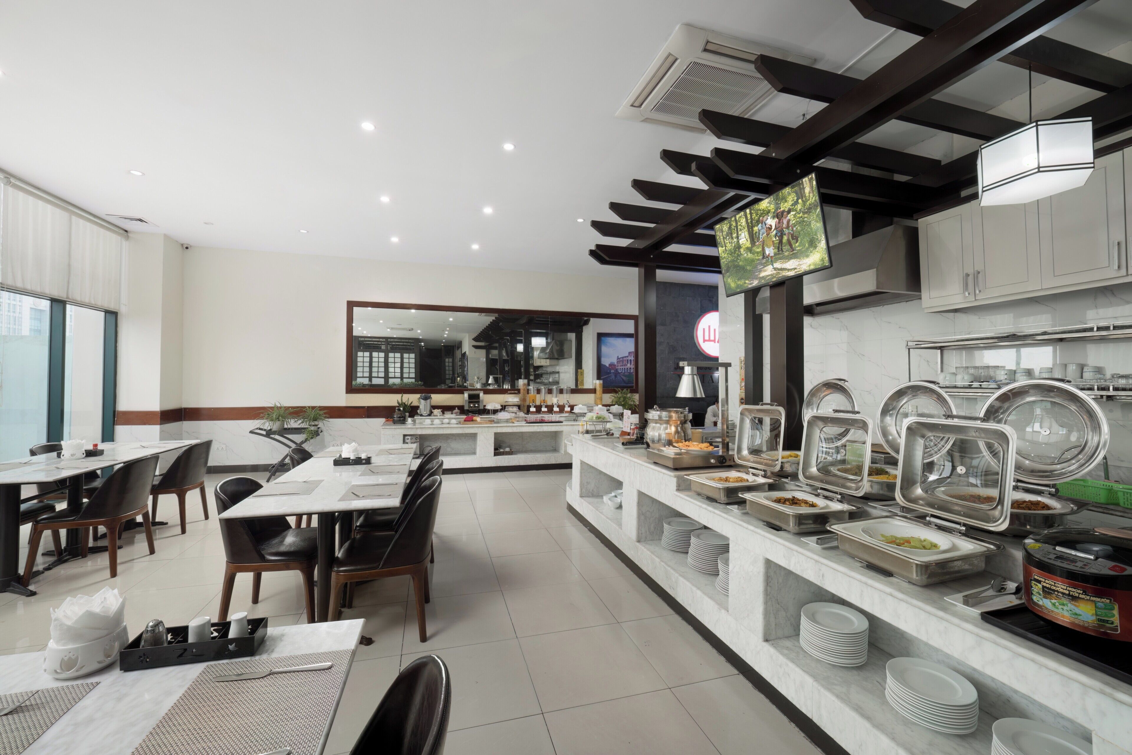 Bữa sáng buffet hàng ngày với phụ phí nhỏ 