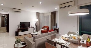 LCD 電視、壁爐、DVD 播放機