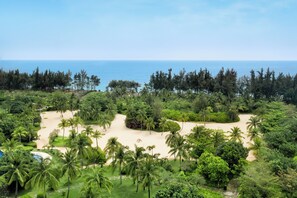 Minibar, caja fuerte, escritorio y cortinas opacas