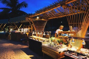 Breakfast, lunch, dinner served; international cuisine 