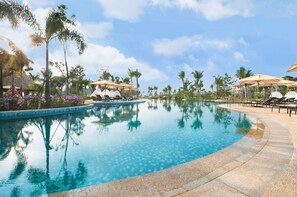 3 piscinas al aire libre, sillones reclinables de piscina