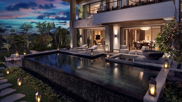 Una casa moderna de dos pisos con una amplia piscina exterior, mobiliario de exterior y vistas al paisaje.
