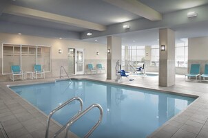 Una piscina techada, sillones reclinables de piscina