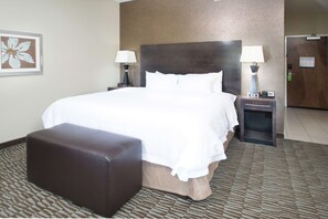 Een bureau, een strijkplank/strijkijzer, gratis babybedden