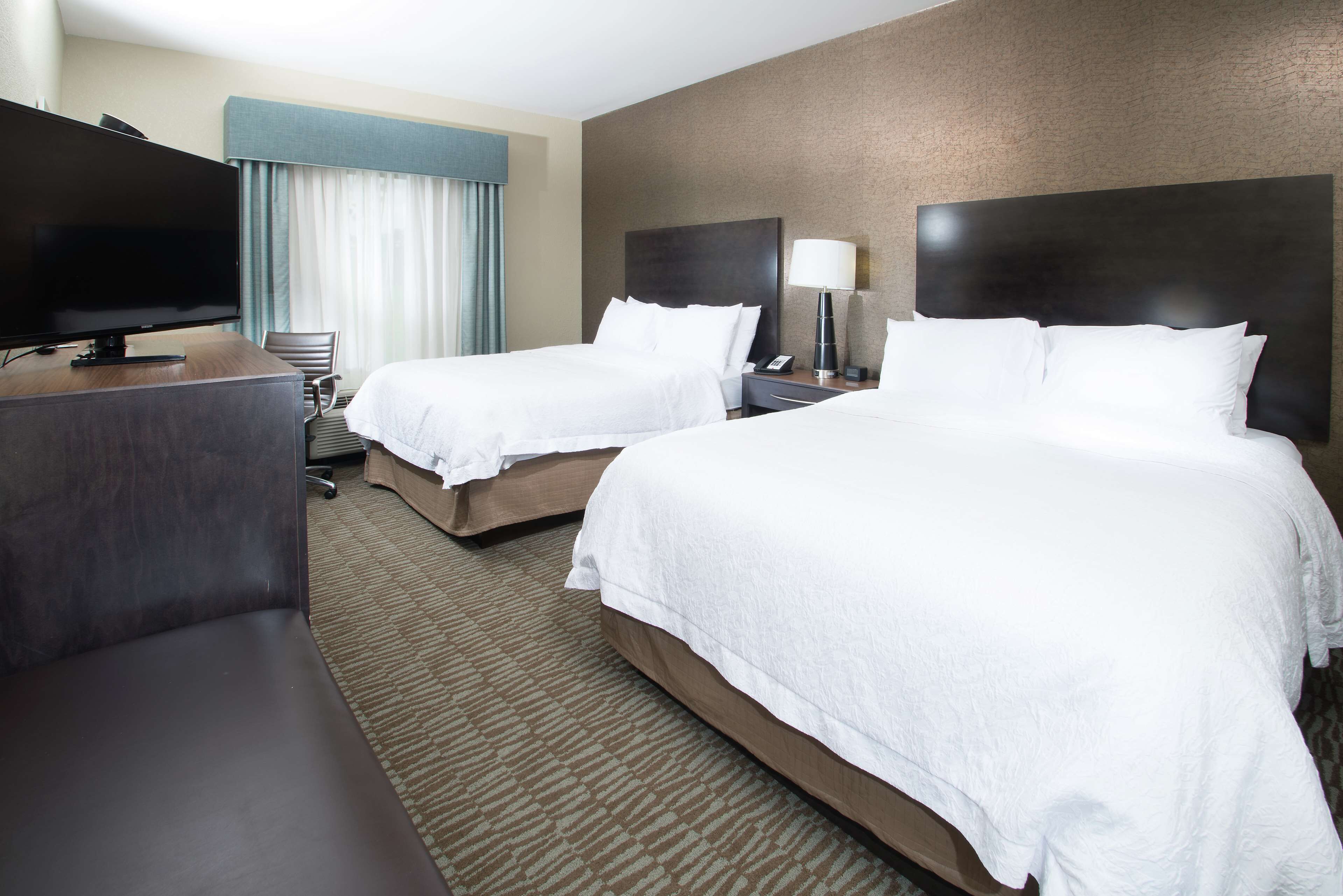 Habitación, 2 camas Queen size, para no fumadores, refrigerador y microondas | Escritorio, tabla de planchar con plancha y cunas gratuitas 