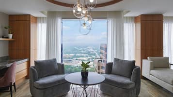 Premium bedding, in-room safe, desk, laptop workspace