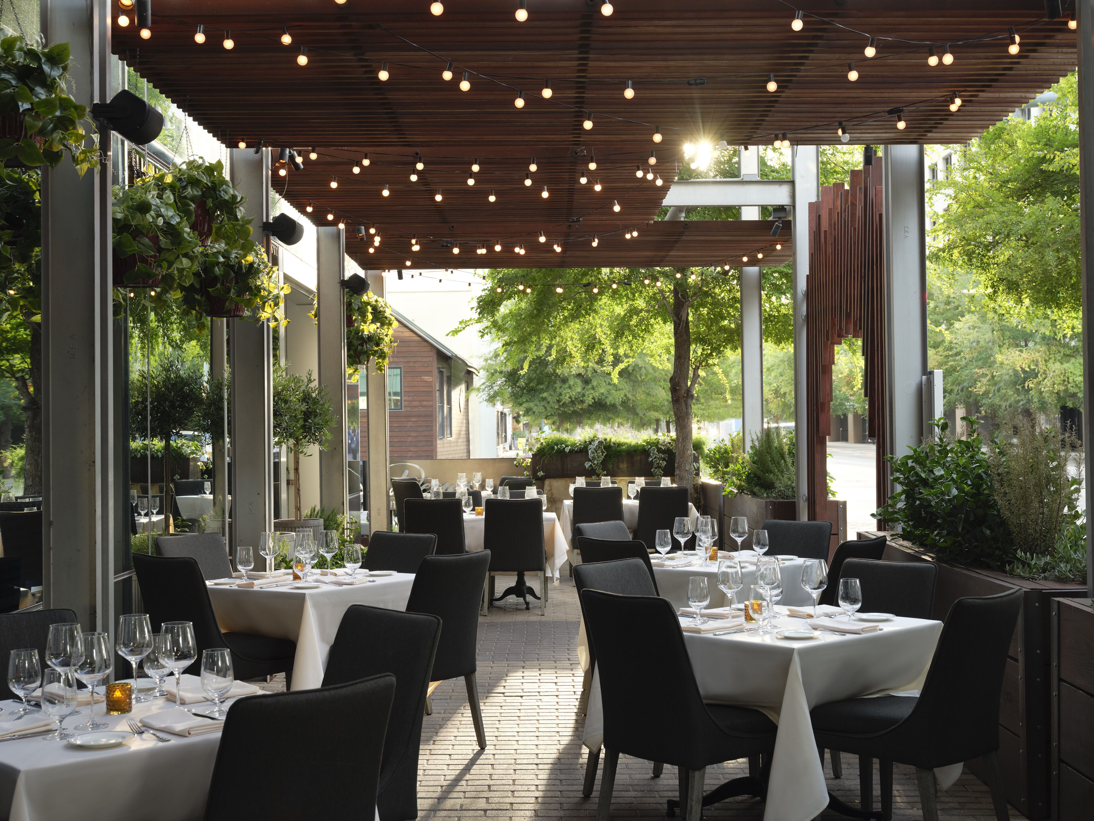 4 restaurants; breakfast, lunch, dinner, and brunch served