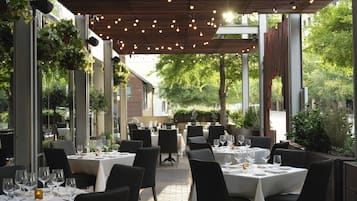 4 restaurants; breakfast, lunch, dinner, and brunch served