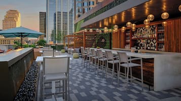4 restaurants; breakfast, lunch, dinner, and brunch served