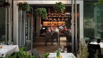 4 restaurants, serveren ontbijt, lunch, diner, Italiaanse gerechten