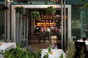 4 restaurantes; se sirven desayunos, almuerzos, cenas y cocina italiana 