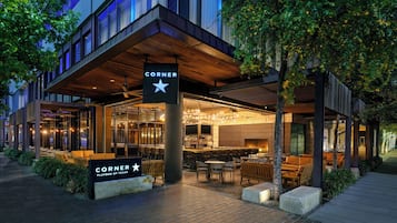 4 restaurants servant le petit déjeuner, le déjeuner et le dîner