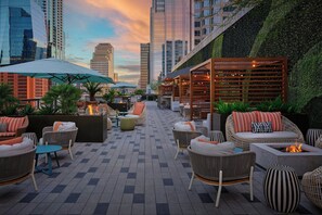 4 nhà hàng, phục vụ bữa sáng, bữa trưa, bữa tối, món Ý 