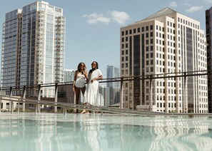Piscina all'aperto, lettini