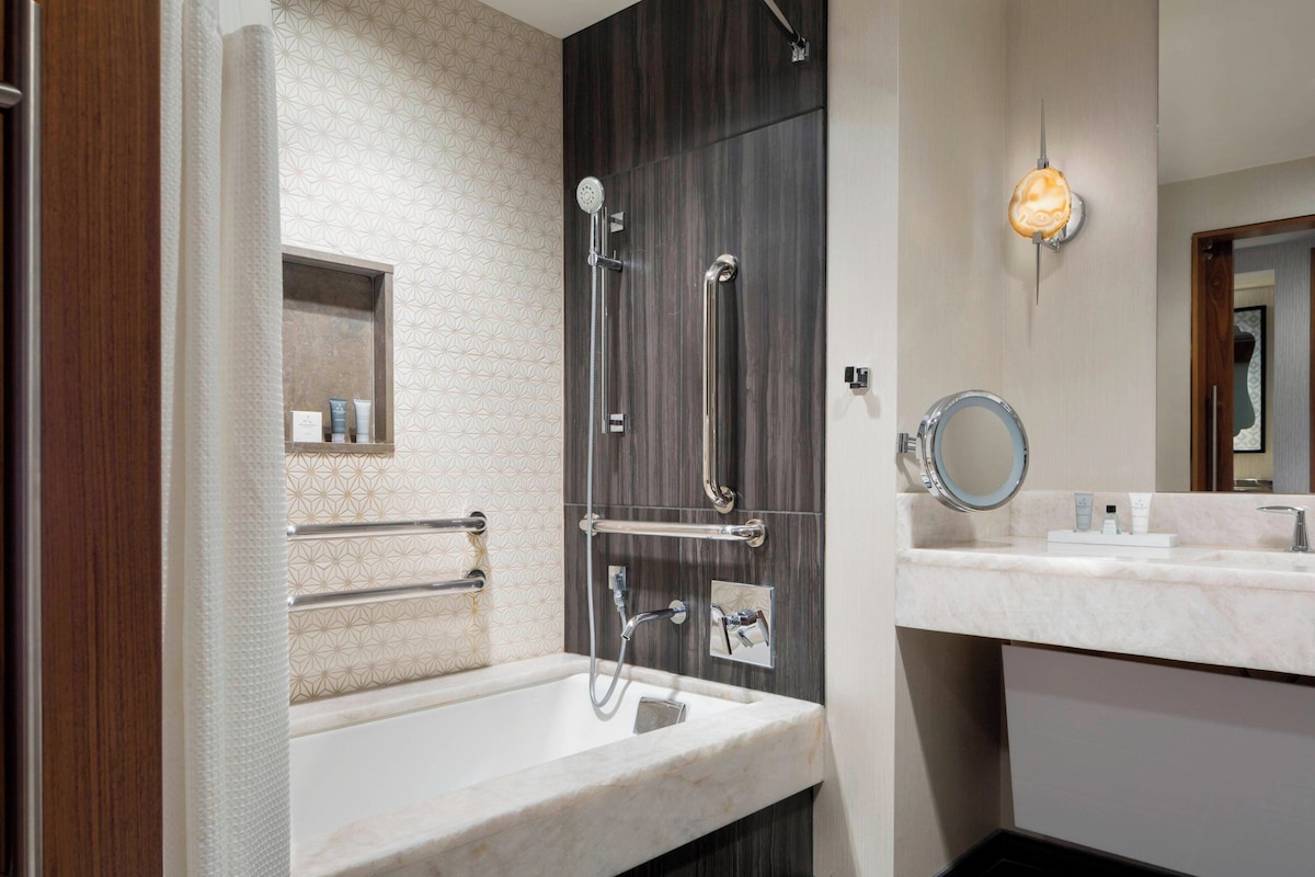 Combined shower/tub, designer toiletries, hair dryer (on request)