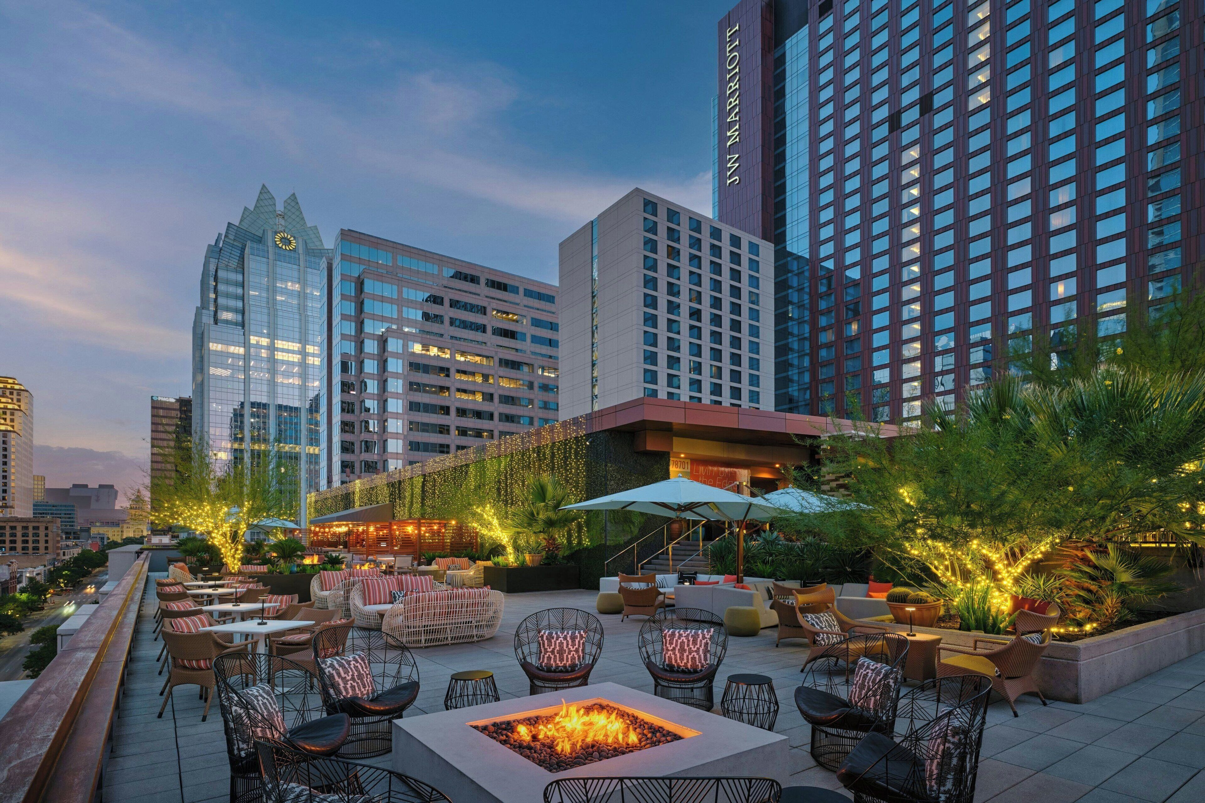 4 restaurants; breakfast, lunch, dinner and brunch served 