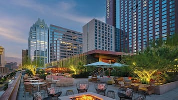 4 restaurants; breakfast, lunch, dinner and brunch served