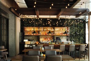 4 restaurants; breakfast, lunch, dinner, and brunch served