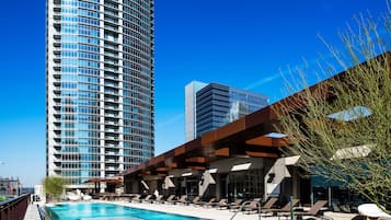 Piscine extérieure, chaises longues