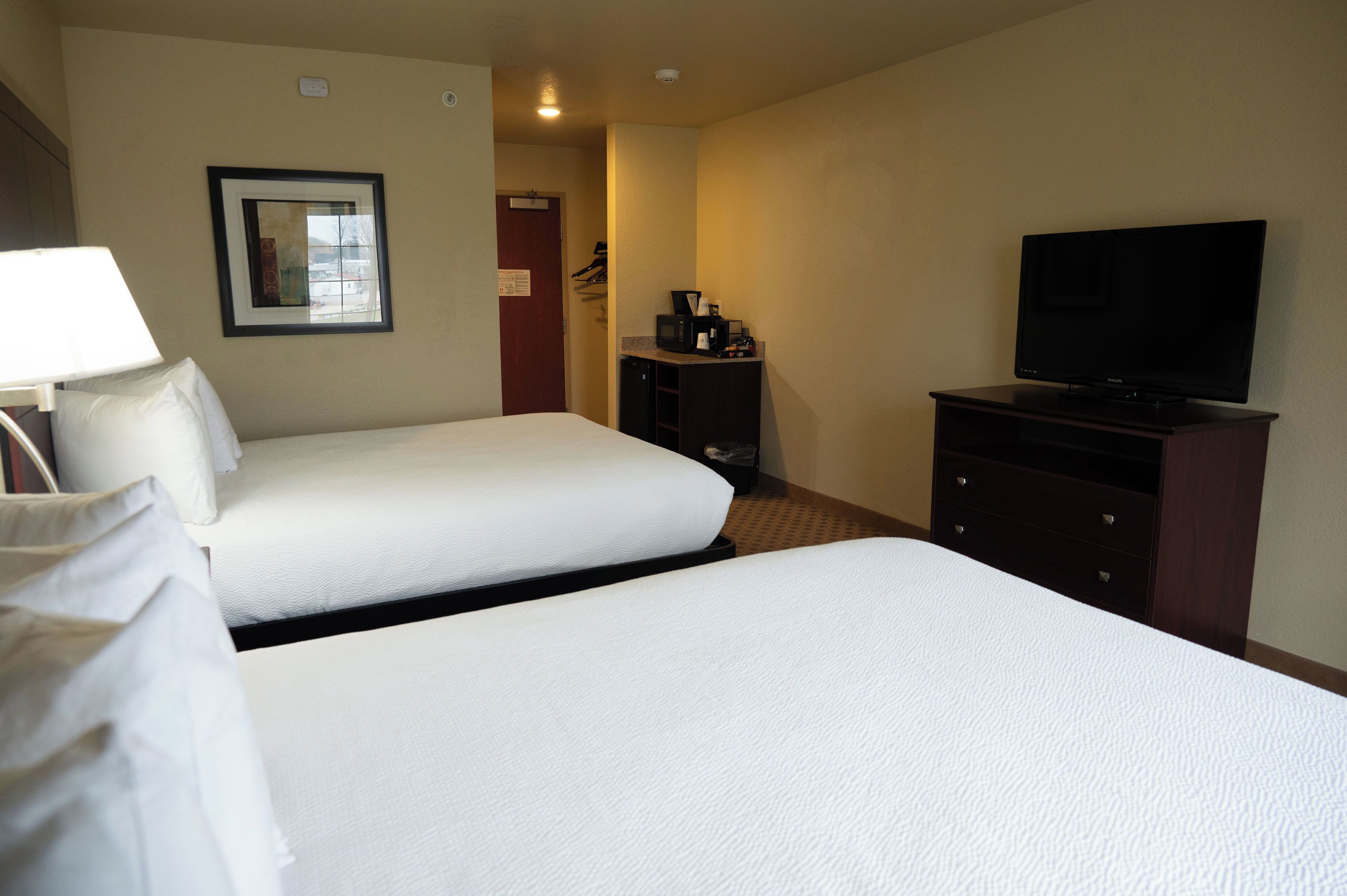 Premium bedding, in-room safe, desk, laptop workspace