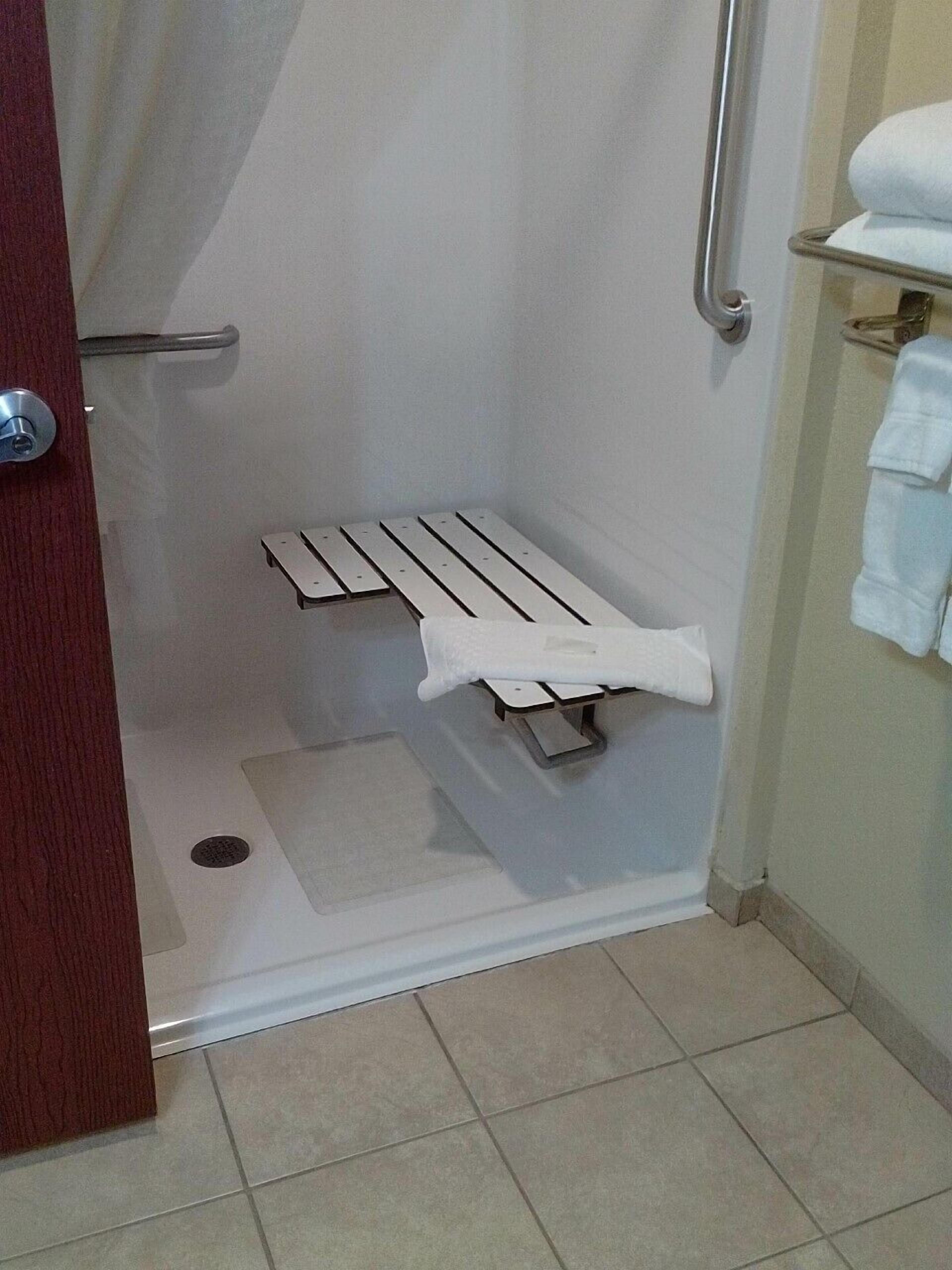 room, 1 king bed, accessible | bathroom | combined shower/bathtub, hair dryer, towels