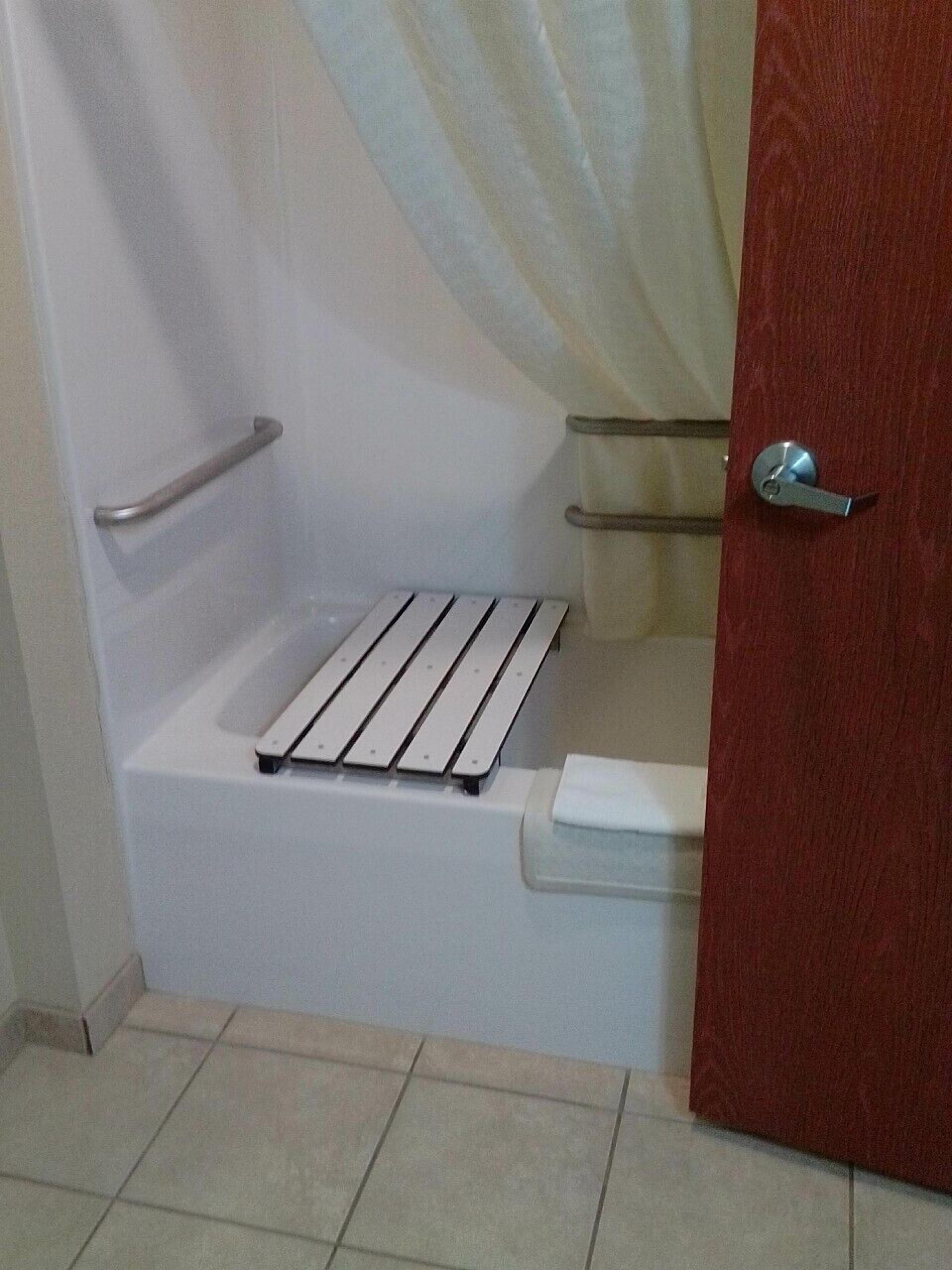 room, 1 king bed, accessible | bathroom | combined shower/bathtub, hair dryer, towels