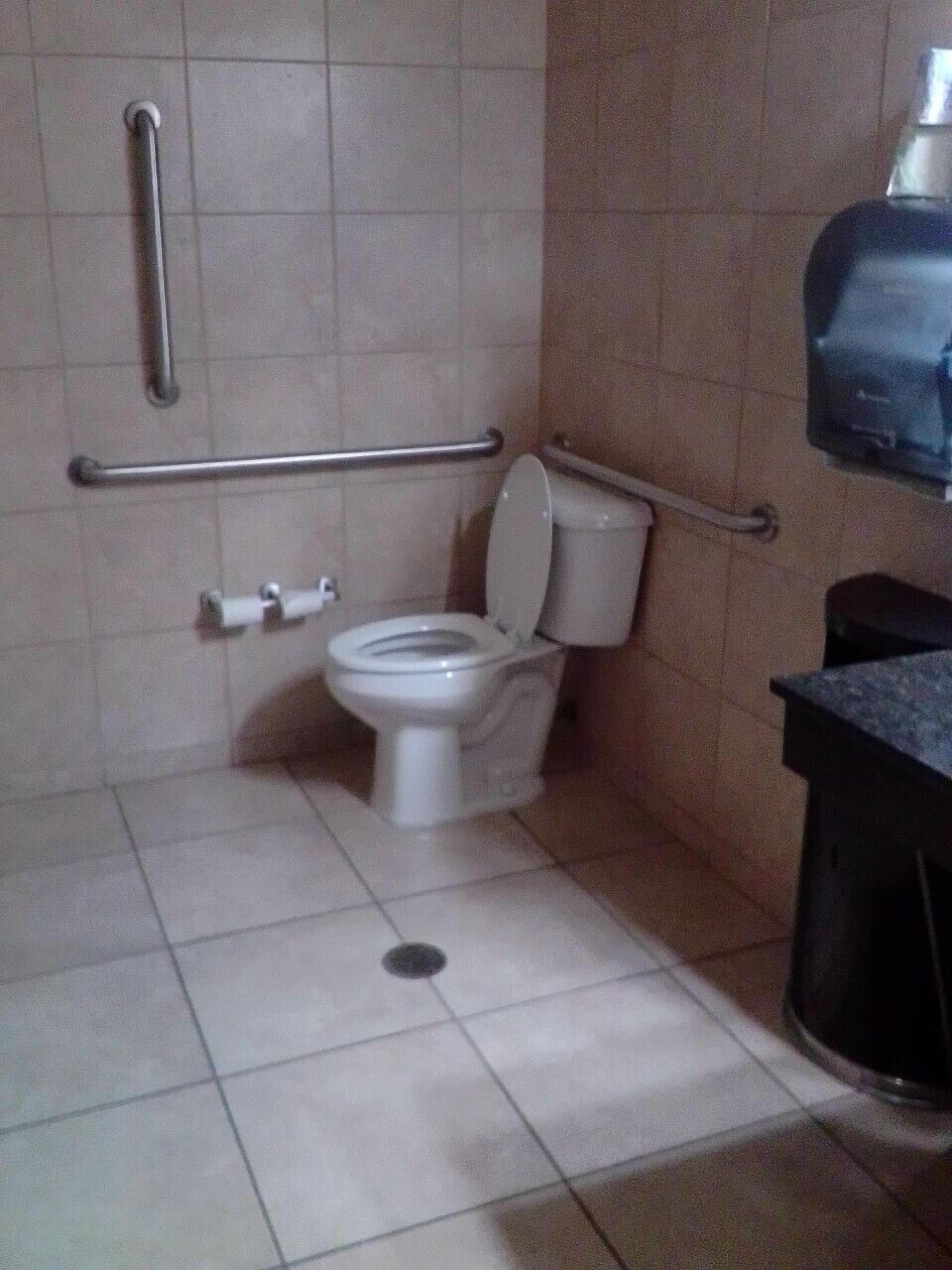 combined shower/bathtub, hair dryer, towels