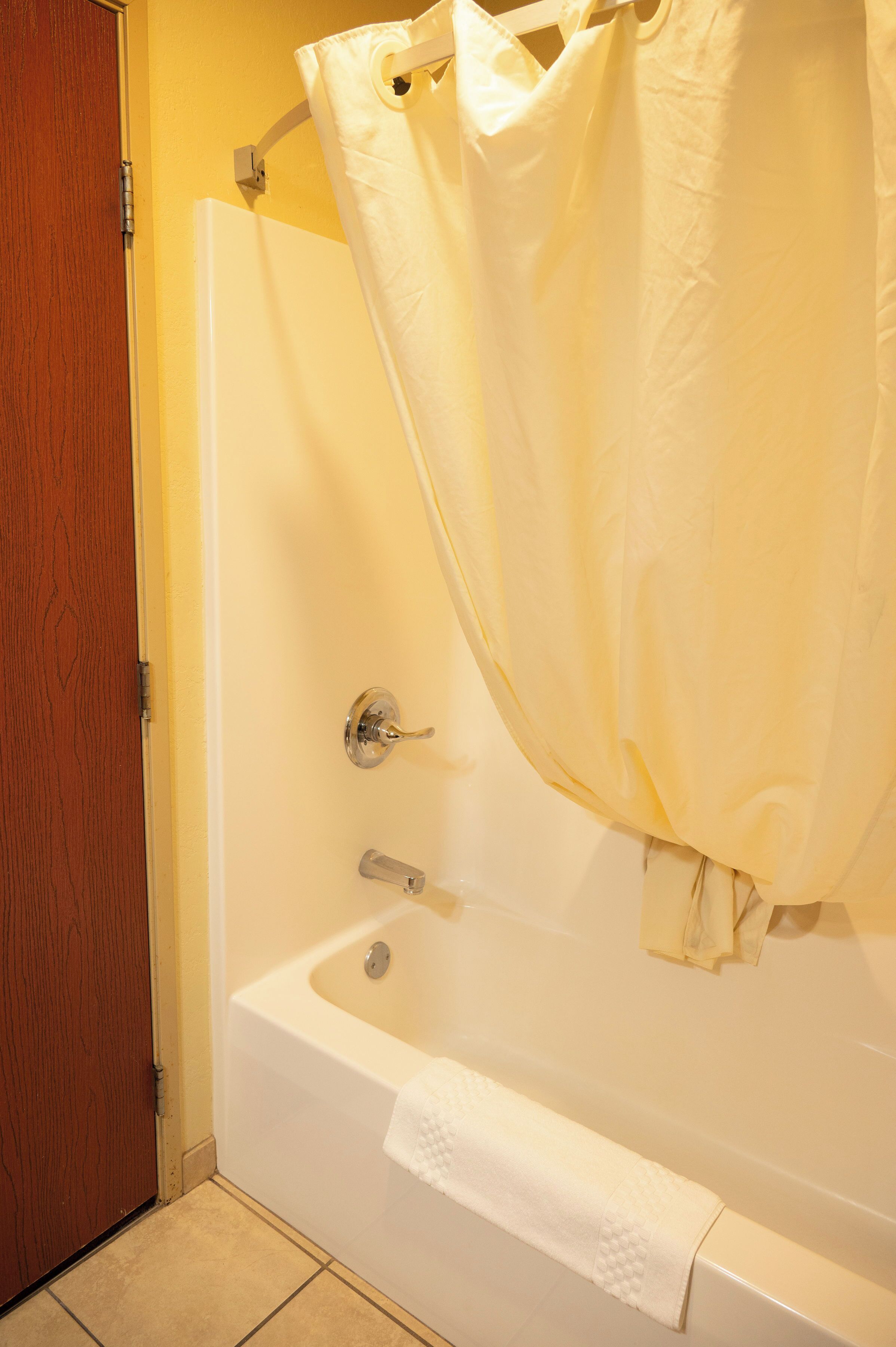 Combined shower/bathtub, hair dryer, towels