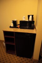 Una kitchenette con cafetera, microondas y lavavajillas.