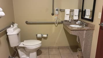 Combined shower/tub, hair dryer, towels