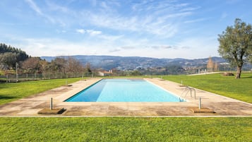 Piscine extérieure (ouverte en saison)
