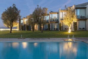 Piscine intérieure, piscine extérieure en saison
