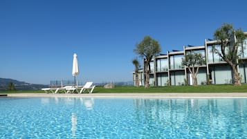 Una piscina al aire libre de temporada