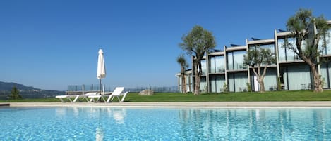 Una piscina al aire libre de temporada