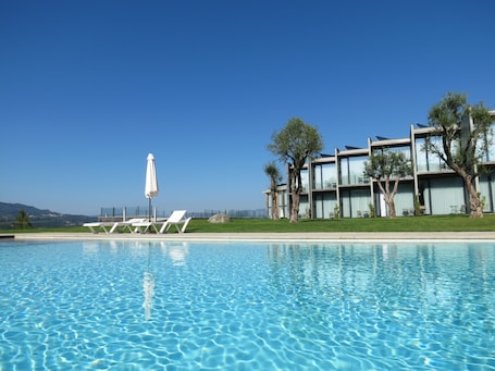 Una piscina techada, una piscina al aire libre de temporada